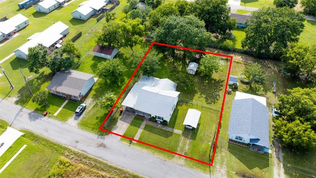 308 N Bois D Arc Street, Savoy, TX 75479