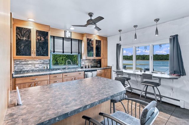 28 Arlington Rd, Wareham, MA 02571