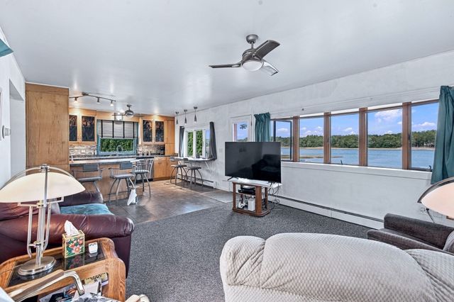 28 Arlington Rd, Wareham, MA 02571