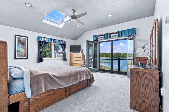 28 Arlington Rd, Wareham, MA 02571