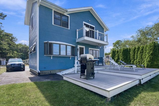 28 Arlington Rd, Wareham, MA 02571