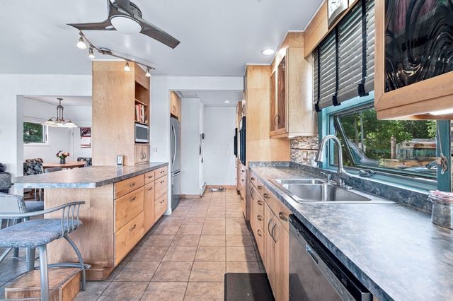 28 Arlington Rd, Wareham, MA 02571