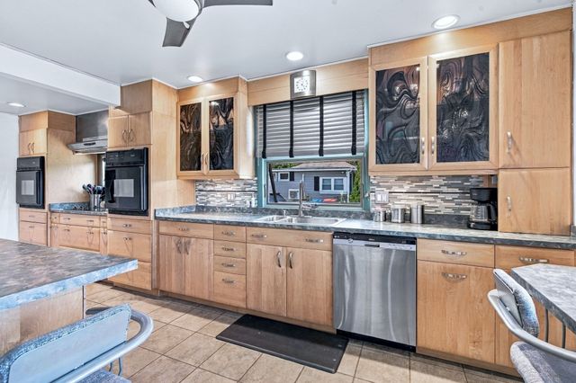 28 Arlington Rd, Wareham, MA 02571