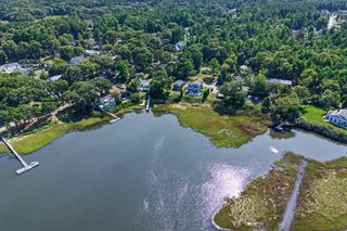 28 Arlington Rd, Wareham, MA 02571