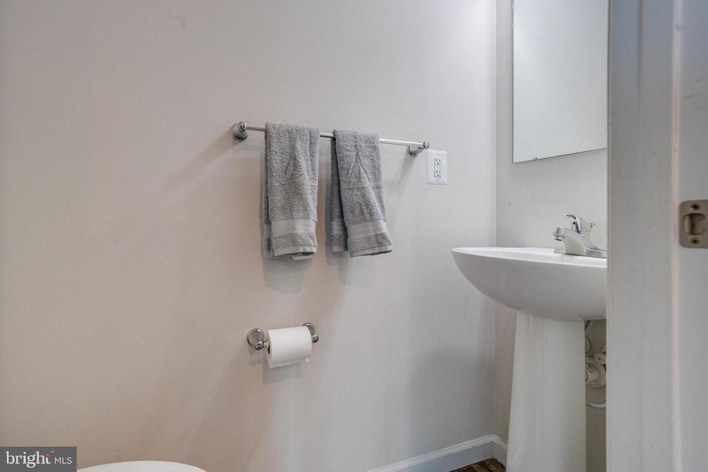 Image 17 of property listing at 5 SHIREHALL CT, Middle River, MD 21220