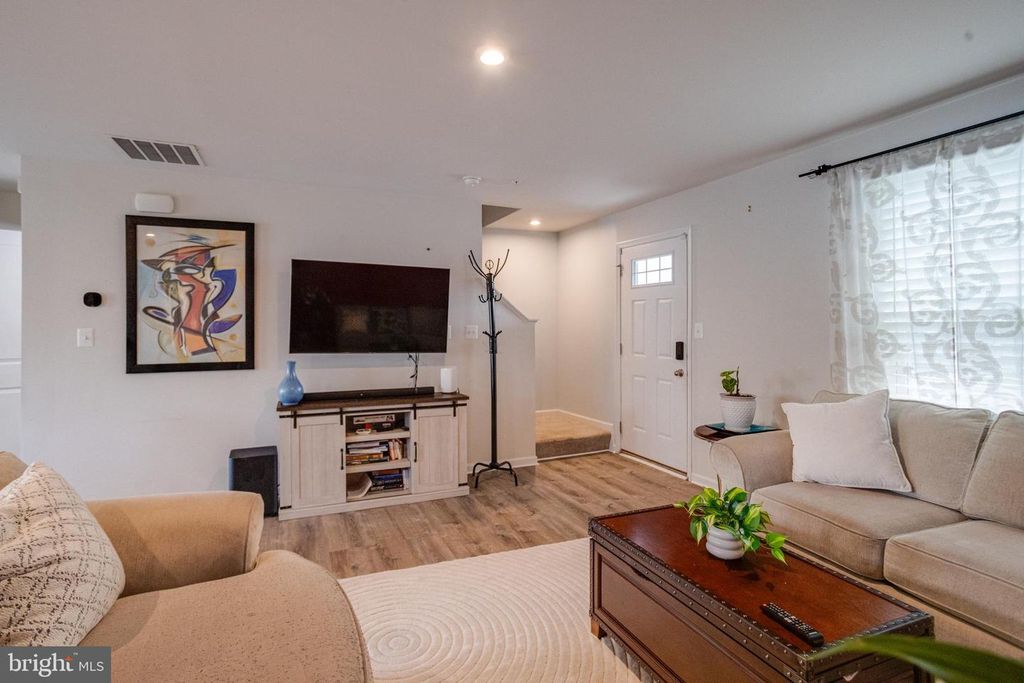 Image 7 of property listing at 5 SHIREHALL CT, Middle River, MD 21220