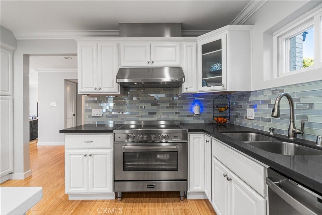 Image 15 of property listing at 1510 E Maple Avenue, El Segundo, CA 90245