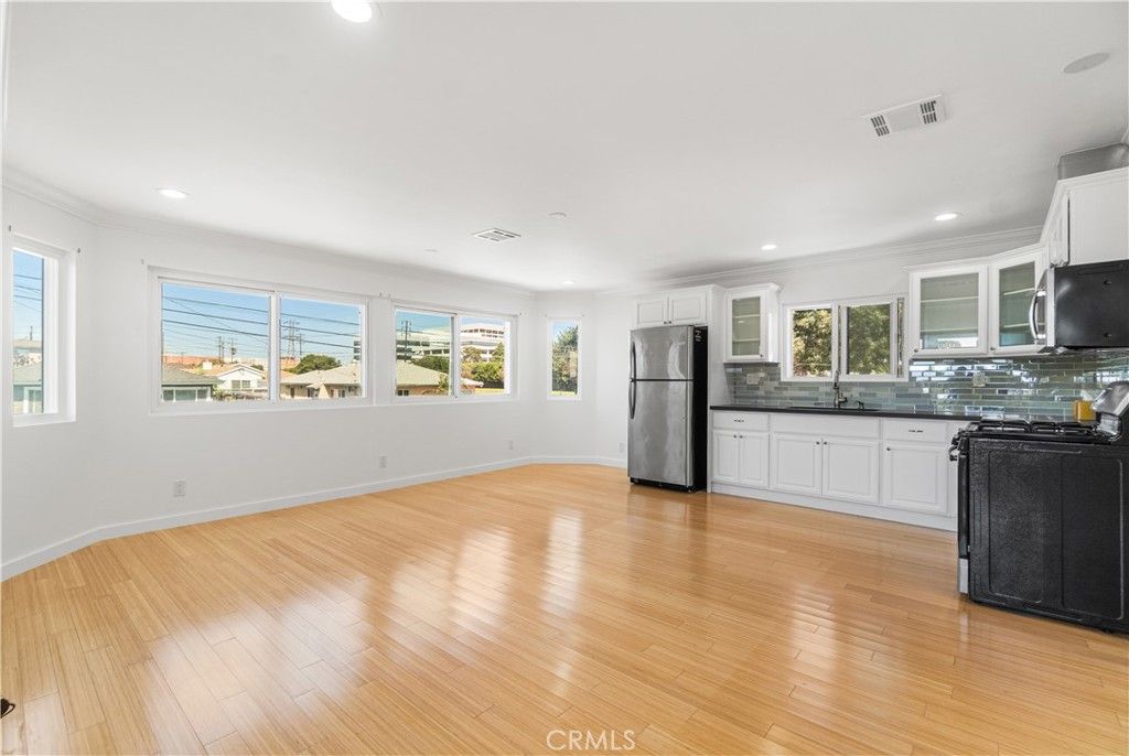 Image 32 of property listing at 1510 E Maple Avenue, El Segundo, CA 90245
