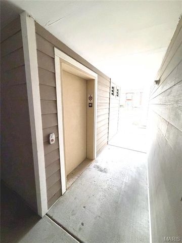 660 Materdie Lane 204, Florissant, MO 63031