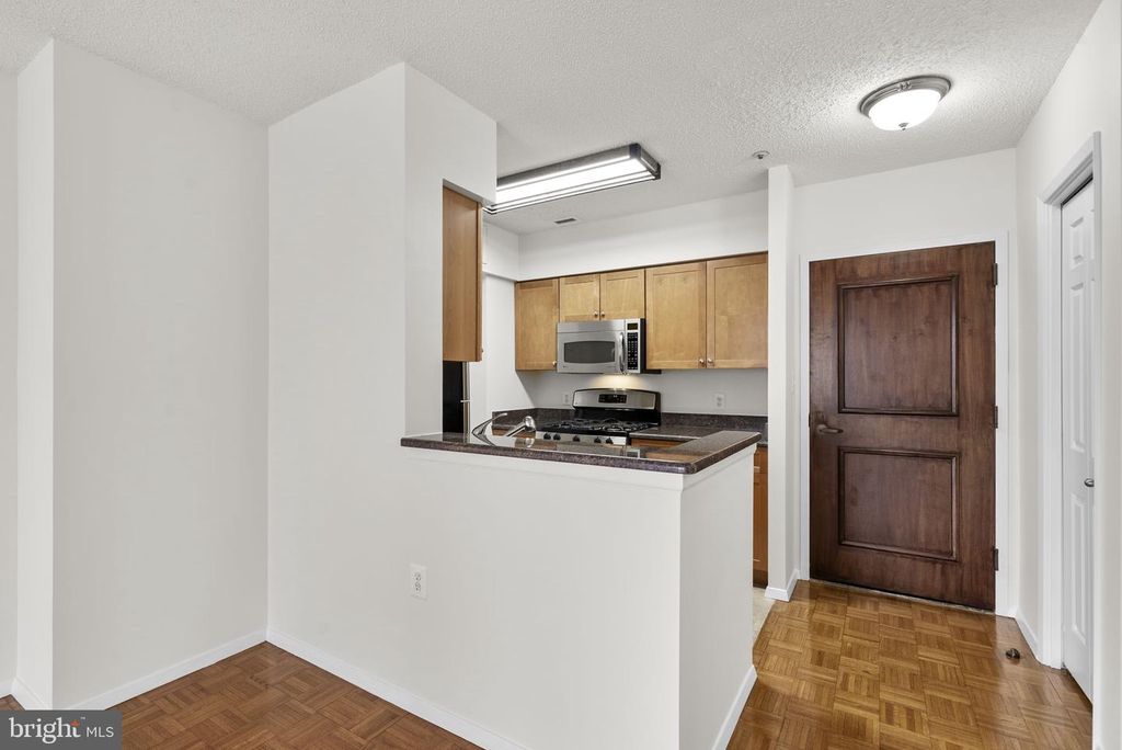Image 10 of property listing at 4801 FAIRMONT AVE #909, Bethesda, MD 20814