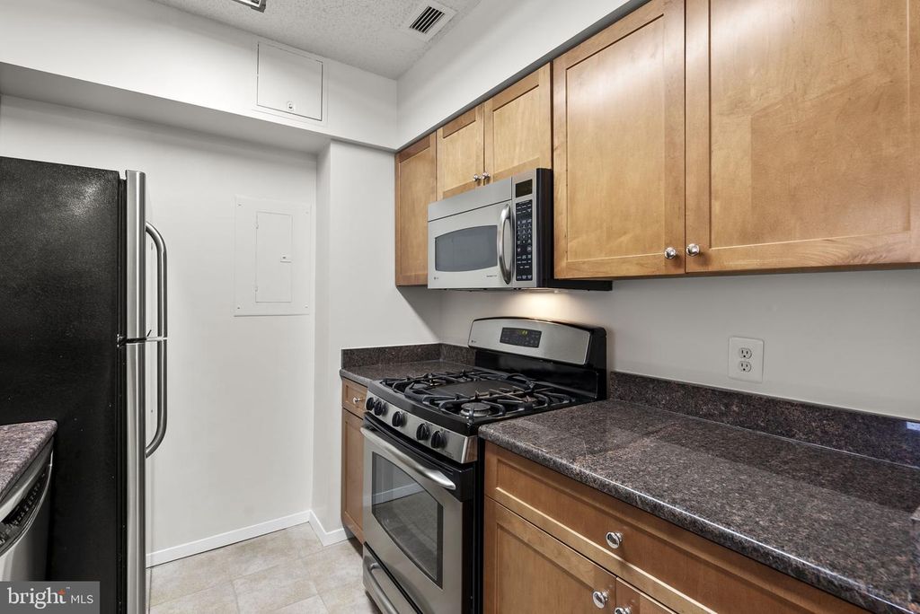 Image 11 of property listing at 4801 FAIRMONT AVE #909, Bethesda, MD 20814