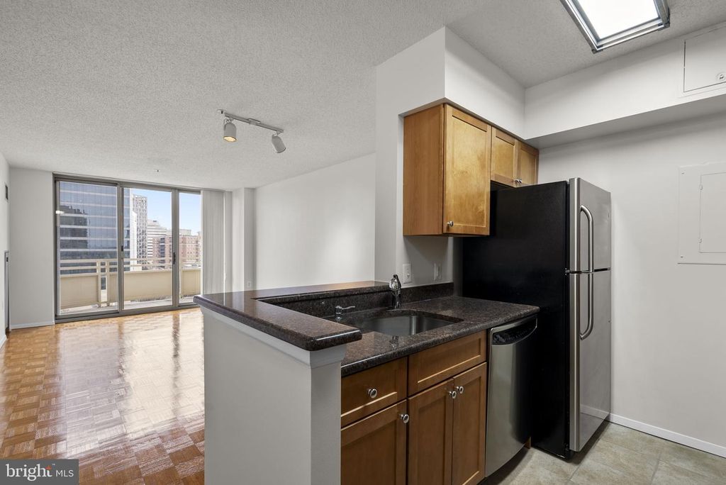 Image 12 of property listing at 4801 FAIRMONT AVE #909, Bethesda, MD 20814