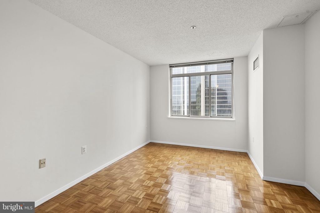 Image 18 of property listing at 4801 FAIRMONT AVE #909, Bethesda, MD 20814