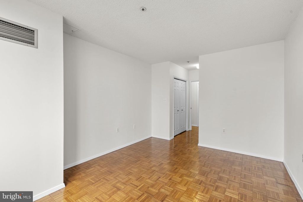 Image 19 of property listing at 4801 FAIRMONT AVE #909, Bethesda, MD 20814