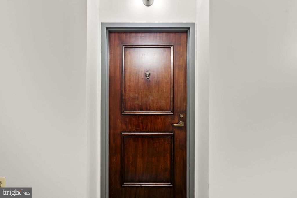 Image 5 of property listing at 4801 FAIRMONT AVE #909, Bethesda, MD 20814