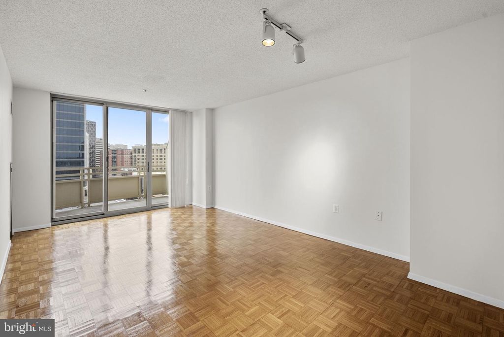 Image 6 of property listing at 4801 FAIRMONT AVE #909, Bethesda, MD 20814