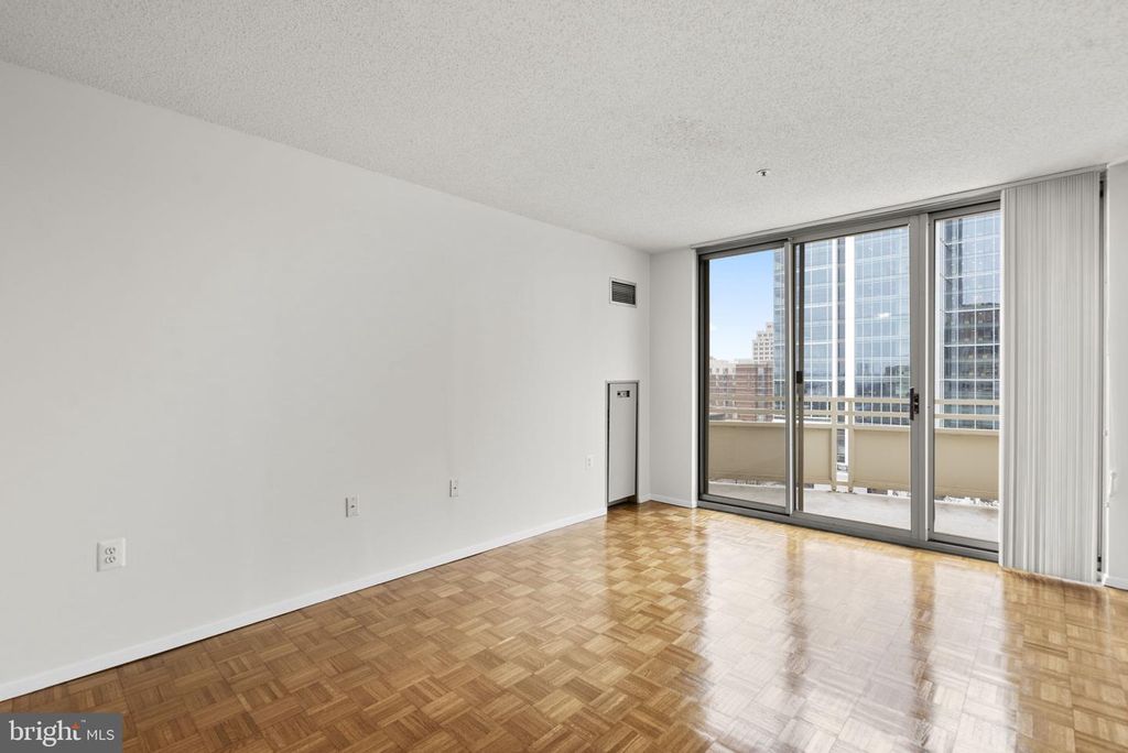 Image 7 of property listing at 4801 FAIRMONT AVE #909, Bethesda, MD 20814