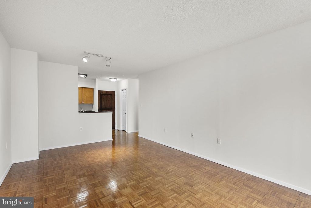 Image 8 of property listing at 4801 FAIRMONT AVE #909, Bethesda, MD 20814