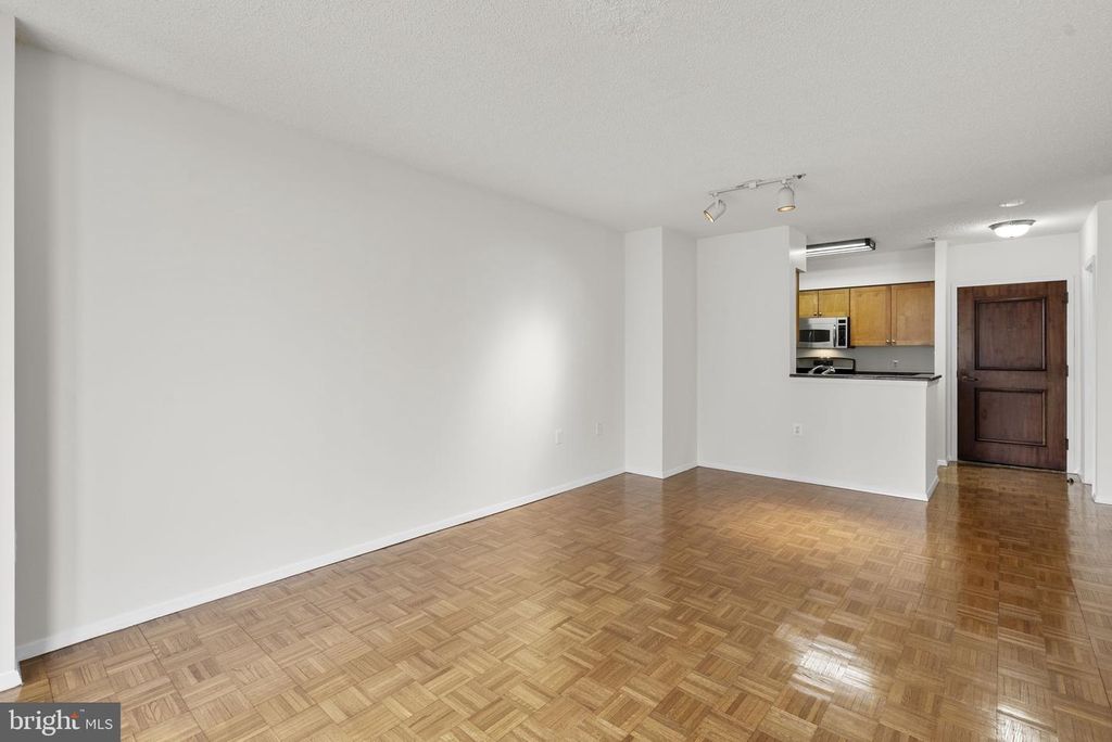 Image 9 of property listing at 4801 FAIRMONT AVE #909, Bethesda, MD 20814