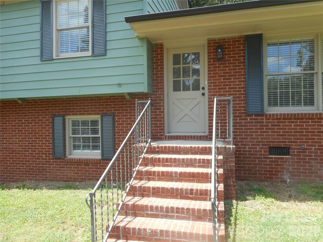 7556 Thorncliff Drive, Charlotte, NC 28210