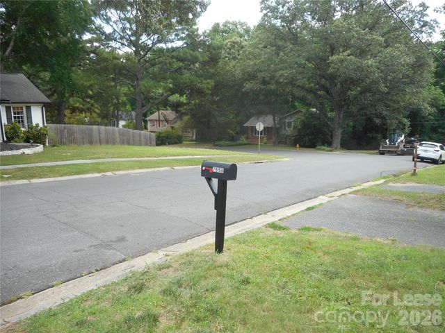 7556 Thorncliff Drive, Charlotte, NC 28210