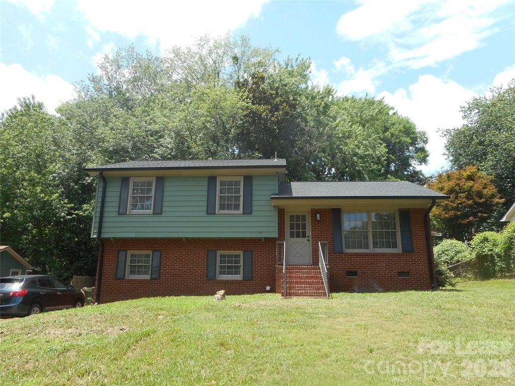 7556 Thorncliff Drive, Charlotte, NC 28210