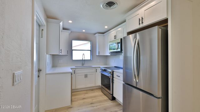 11 Swan Avenue, New Smyrna Beach, FL 32168