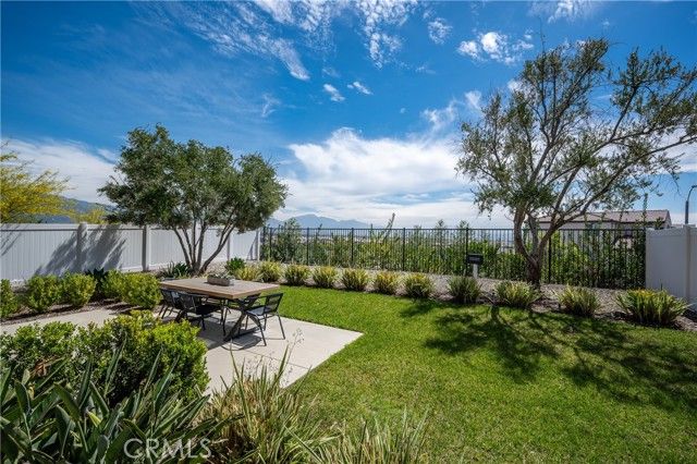 2433 Gunner Ridge Way, Rialto, CA 92377