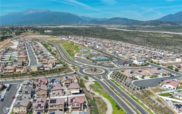 2433 Gunner Ridge Way, Rialto, CA 92377