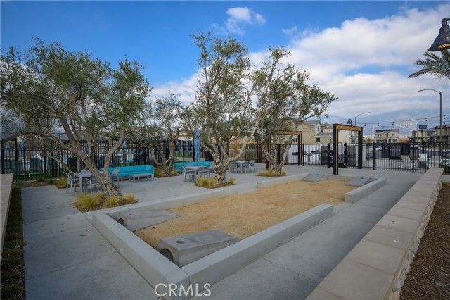 2433 Gunner Ridge Way, Rialto, CA 92377