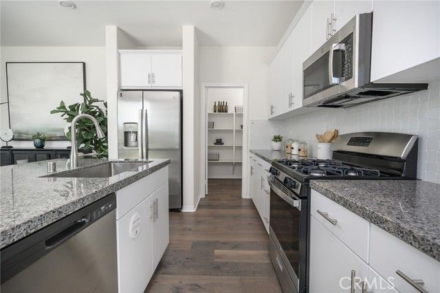 2433 Gunner Ridge Way, Rialto, CA 92377