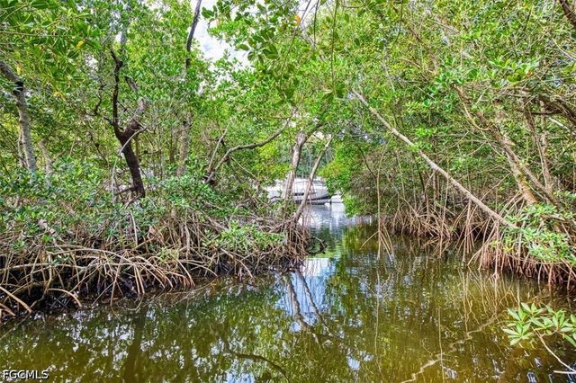 880 Deep Lagoon LN, Fort Myers, FL 33919