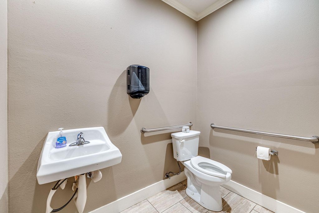 Image 14 of property listing at 318-322 N Chadbourne Street, San Angelo, TX 76903