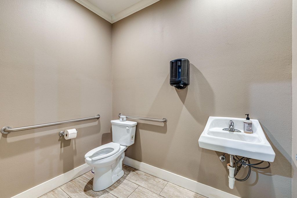 Image 24 of property listing at 318-322 N Chadbourne Street, San Angelo, TX 76903