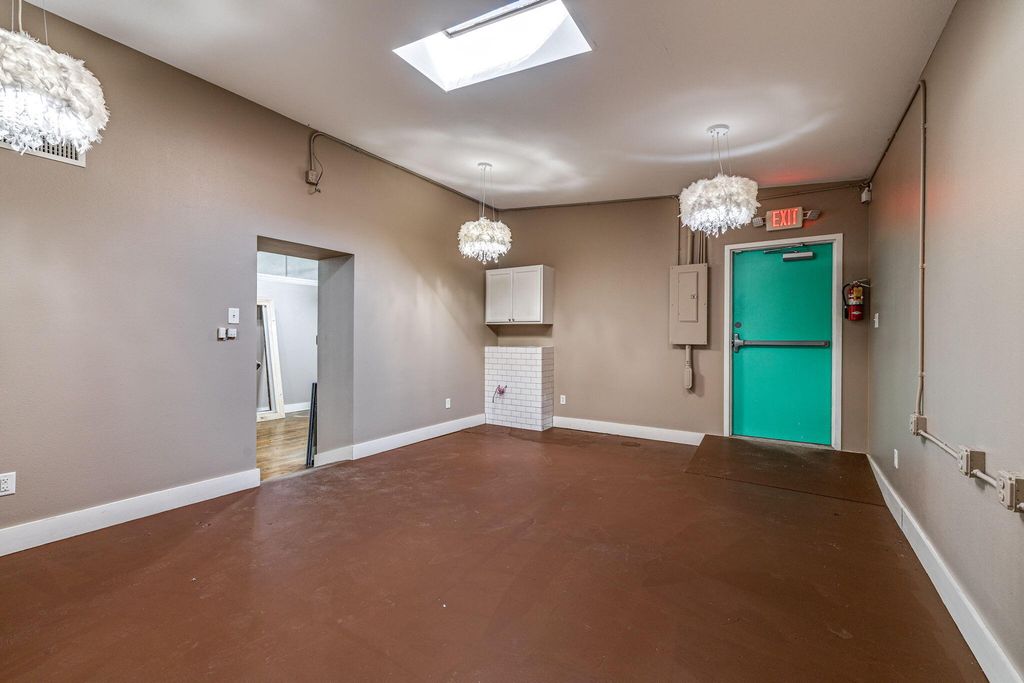 Image 27 of property listing at 318-322 N Chadbourne Street, San Angelo, TX 76903