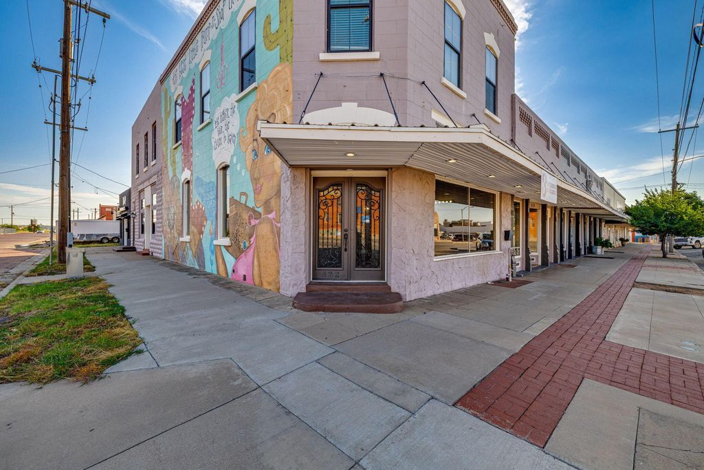 Image 3 of property listing at 318-322 N Chadbourne Street, San Angelo, TX 76903
