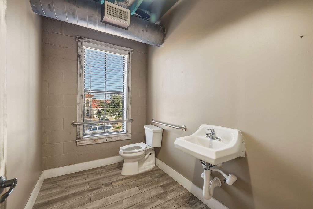 Image 37 of property listing at 318-322 N Chadbourne Street, San Angelo, TX 76903