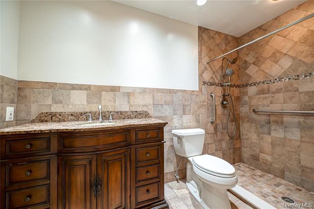 52 Admirals Drive E, Bay Shore, NY 11706