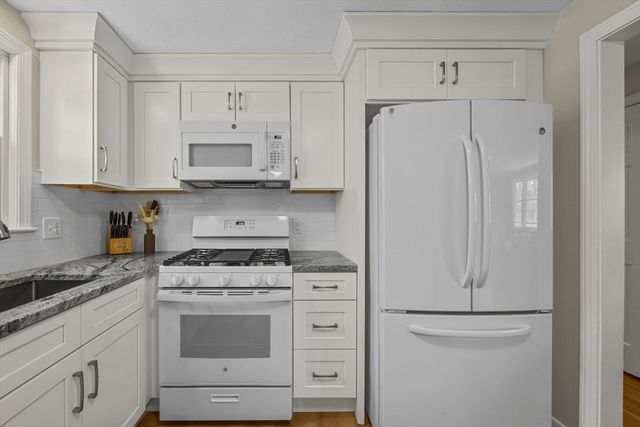 74 Meredith Dr, Falmouth, MA 02536