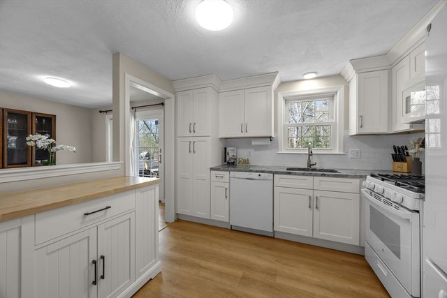 74 Meredith Dr, Falmouth, MA 02536