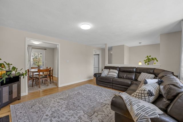 74 Meredith Dr, Falmouth, MA 02536