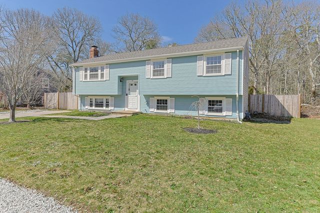 74 Meredith Dr, Falmouth, MA 02536