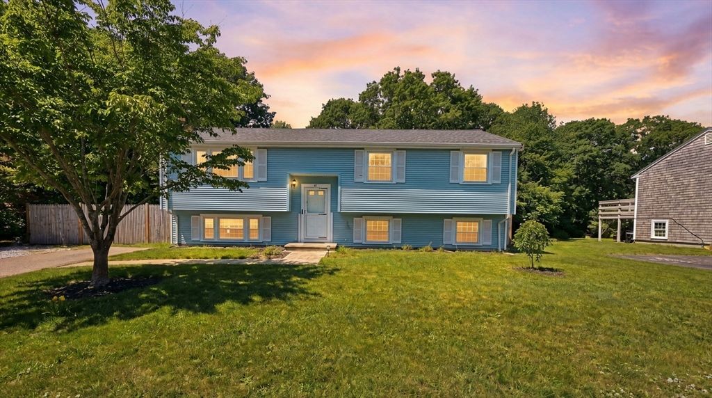 74 Meredith Dr, Falmouth, MA 02536
