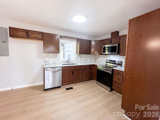 915 Kenham Place, Lenoir, NC 28645