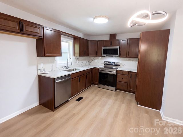 915 Kenham Place, Lenoir, NC 28645
