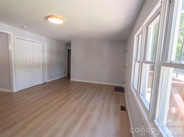 915 Kenham Place, Lenoir, NC 28645
