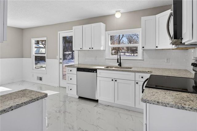 611 W 23rd Street, Independence, MO 64055