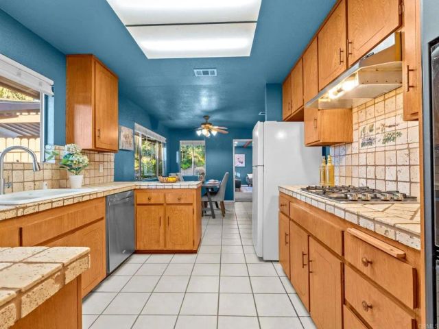 1130 Pebble Springs Lane, Escondido, CA 92026