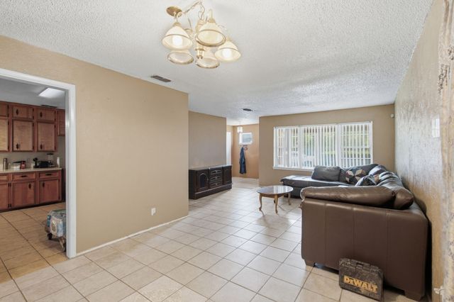 605 W 8th Street, Irving, TX 75060