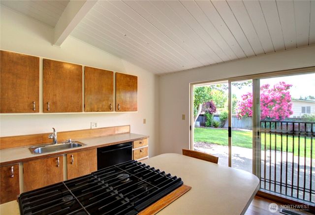 16972 Vaughn Rd, Mount Vernon, WA 98273
